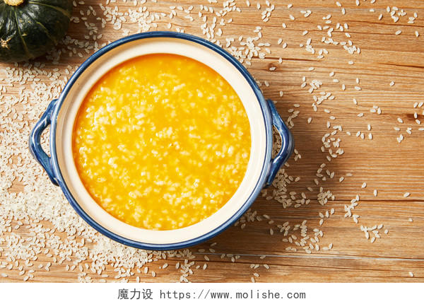俯视图木纹南瓜粥大米粥一碗米粥散落米粒
